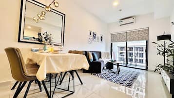 Departamento de lujo, 2 habitaciones, para no fumadores, vista a la ciudad | Ropa de cama de alta calidad, edredón, escritorio y cortinas blackout