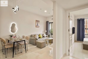 Apartament prèmium, 2 dormitoris, no fumadors, vistes a la ciutat | Sala d'estar | Televisor de 24 polzades amb canals digitals