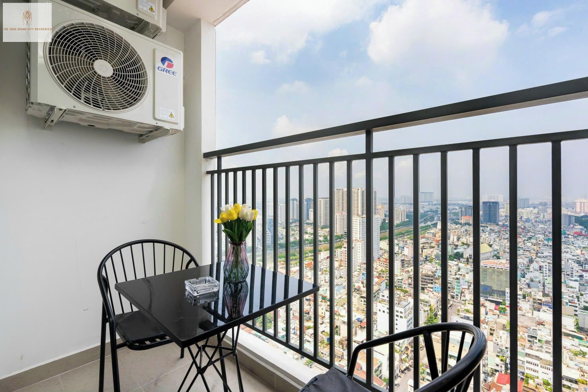 Departamento Deluxe, 3 habitaciones, para no fumadores, vista a la ciudad | Ropa de cama de alta calidad, edredón, escritorio y cortinas blackout 