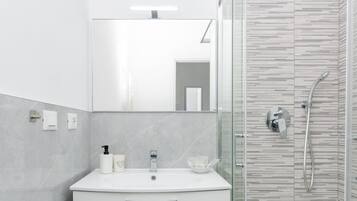 Doccia, asciugacapelli, bidet, asciugamani