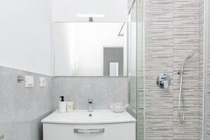 Bruser, hårtørrer, bidet, håndklæder