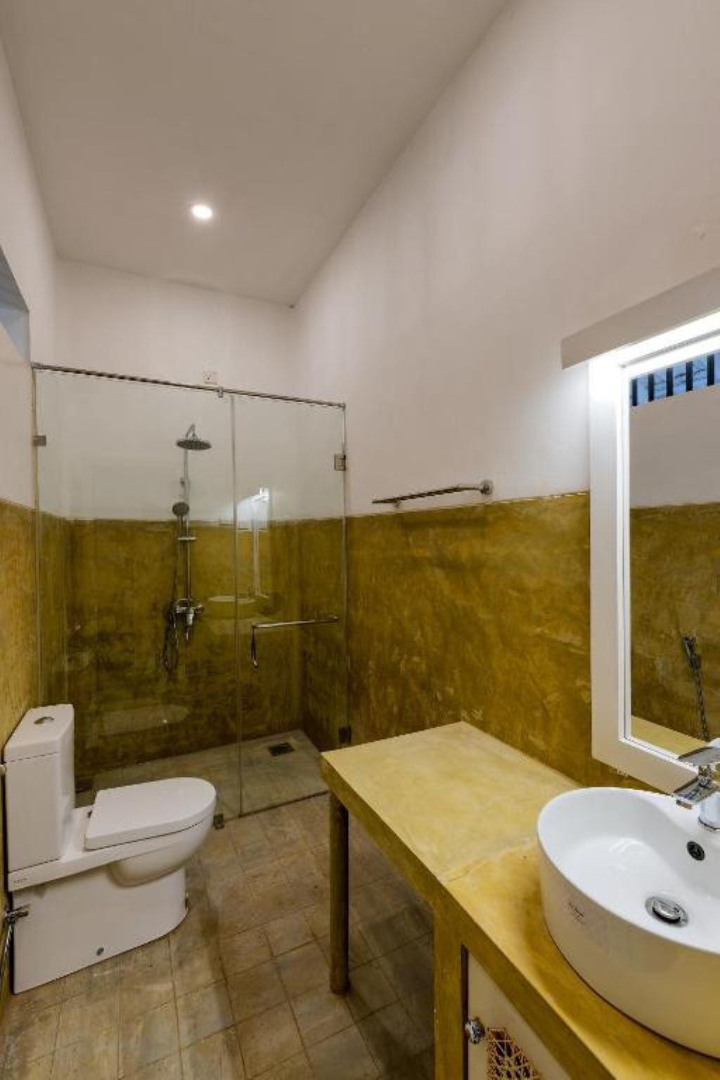 Regadera, secadora de cabello, bidet, toallas 