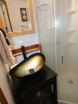 Deluxe Studio | Bathroom | Shower, free toiletries, hair dryer, towels - West Yellowstone Motel (West Yellowstone)