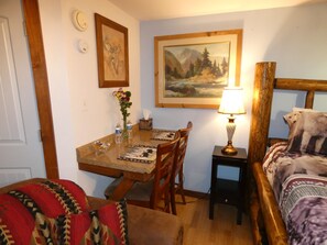 Deluxe Studio | Laptop workspace, iron/ironing board, free WiFi, bed sheets - West Yellowstone Motel (West Yellowstone)