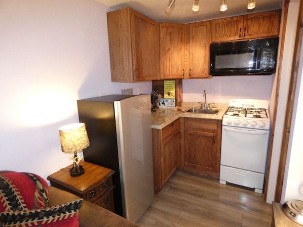 Deluxe Studio | Private kitchen | Full-size fridge, microwave, oven, stovetop - West Yellowstone Motel (West Yellowstone)