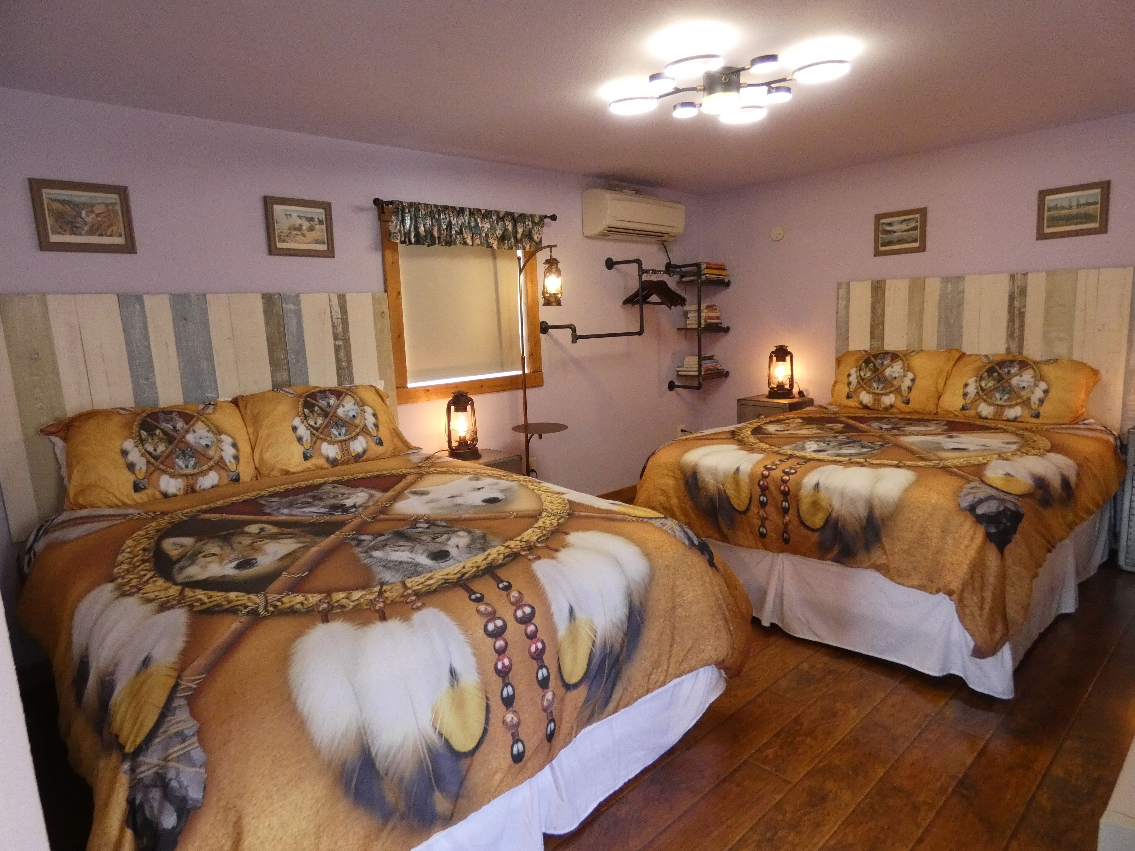 Deluxe tweepersoonskamer | Een laptopwerkplek, een strijkplank/strijkijzer, gratis wifi, beddengoed