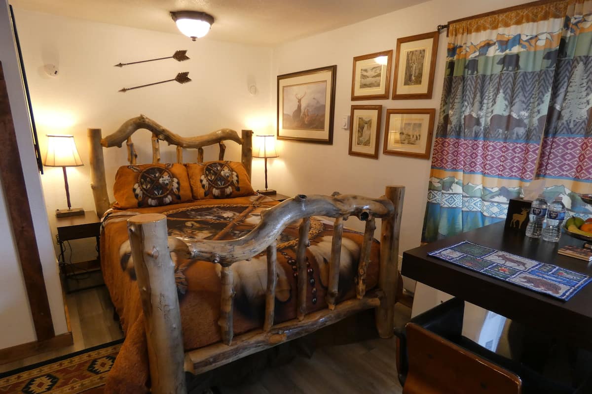 Deluxe Studio | Laptop workspace, iron/ironing board, free WiFi, bed sheets