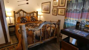 Deluxe Studio | Laptop workspace, iron/ironing board, free WiFi, bed sheets