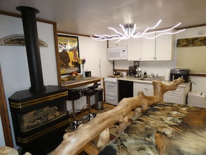 Deluxe Studio | Private kitchen | Full-size fridge, microwave, oven, stovetop - West Yellowstone Motel (West Yellowstone)