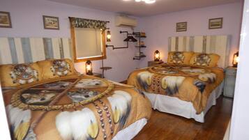 Studio | Laptop workspace, iron/ironing board, free WiFi