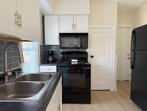 Refrigerador, microondas, horno y parrilla de estufa 