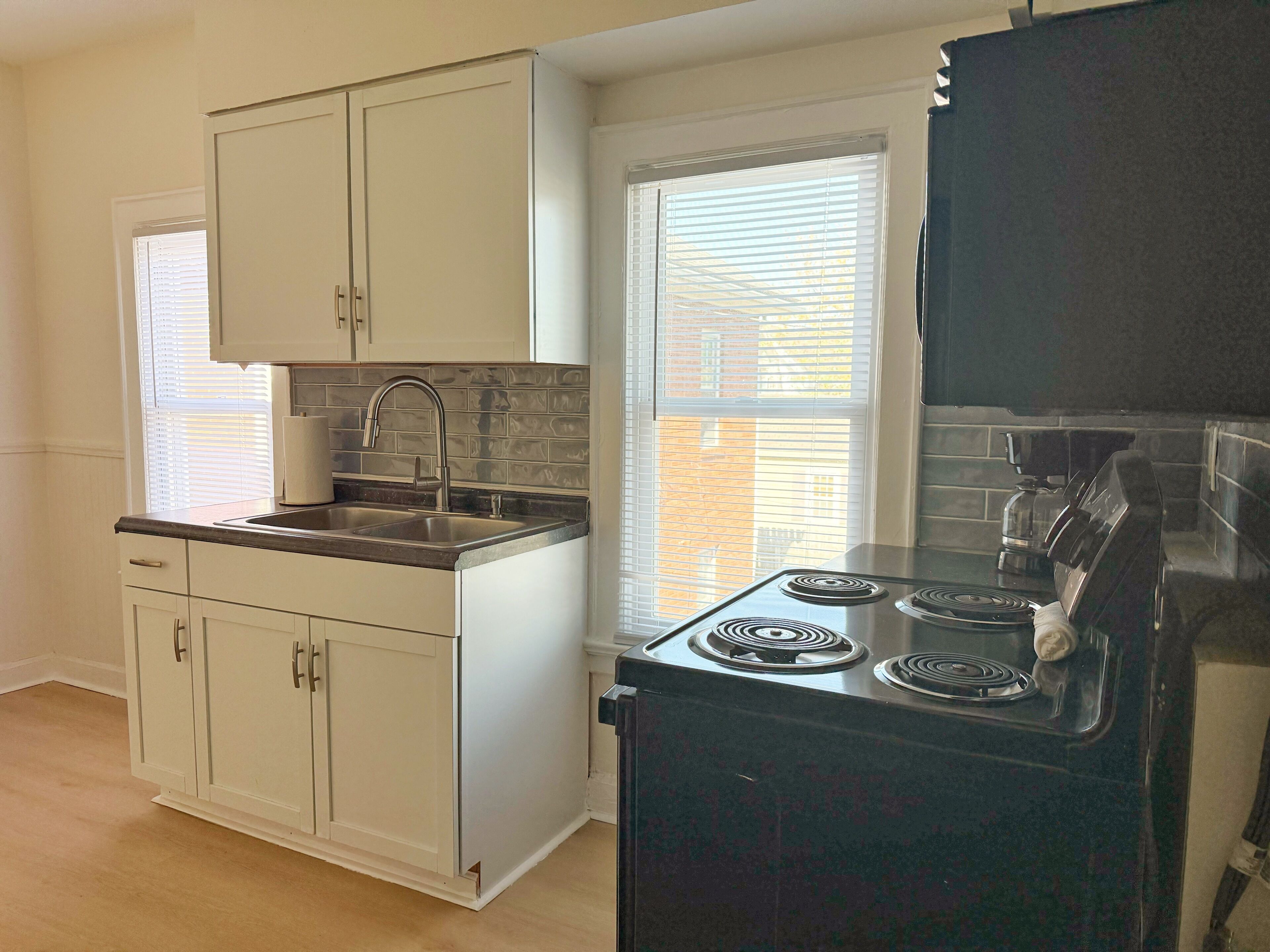 Een koelkast, een microgolfoven, een oven, een kookplaat