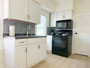 Fridge, microwave, oven, stovetop - Redbrick Suites D - King 1BD\1BA Apt near UE (Evansville)