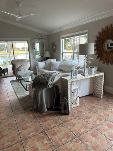 Gorgeous WATERFRONT 2/2 Villa - Walk to Lake Sumter Landing!!!