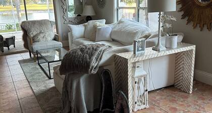 Gorgeous WATERFRONT 2/2 Villa - Walk to Lake Sumter Landing!!!