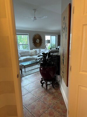 Téléviseur connecté, livres, imprimante