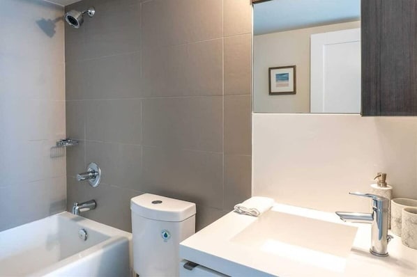 Bathroom - 3-bedroom hotel in a fantastic Toronto location with AC (Toronto)