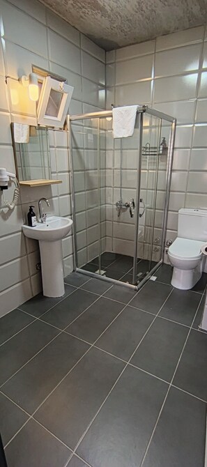 Douche, sèche-cheveux, serviettes fournies, savon