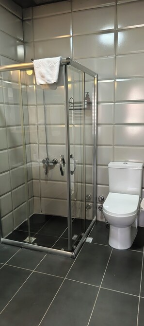 Shower, hair dryer, towels, soap - Charming 1-bedroom apartment in beautiful Bursa for your stay (Bursa)