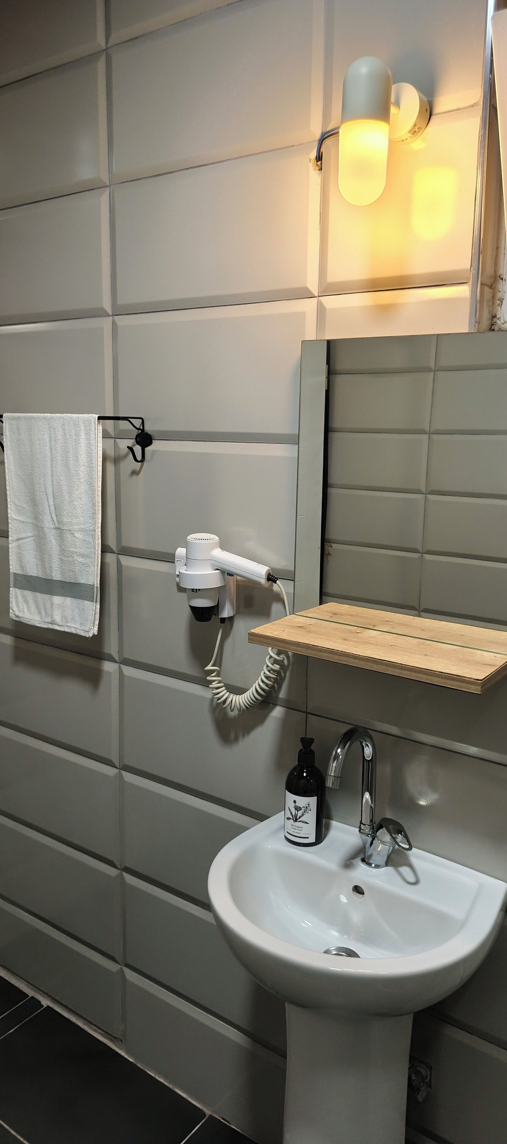 Douche, sèche-cheveux, serviettes fournies, savon