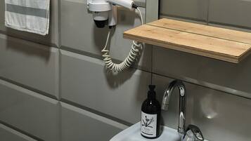 Douche, sèche-cheveux, serviettes fournies, savon