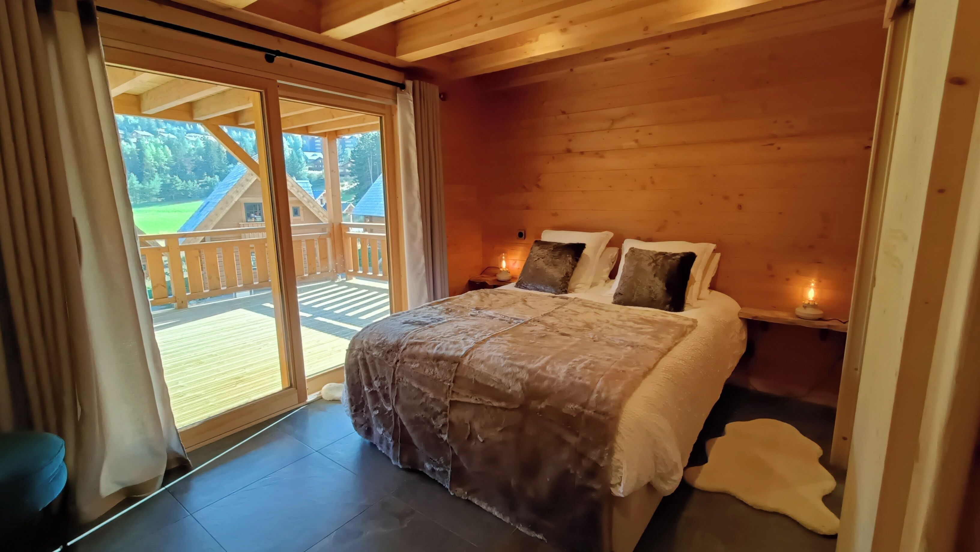 5 bedrooms, iron/ironing board, internet, bed sheets