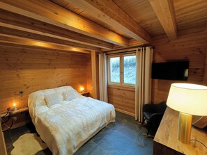 5 bedrooms, iron/ironing board, Internet, bed sheets