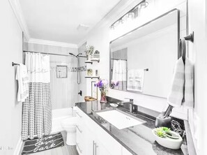 Douche, serviettes fournies, savon, papier toilette