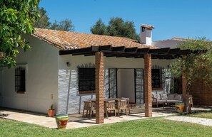 Outdoor dining - Finca Vinido is a charming, stylish holiday home close to Málaga and Marbella (Cartama)