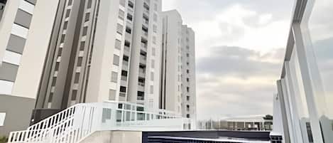 Una piscina al aire libre