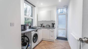 Réfrigérateur, micro-ondes, plaque de cuisson, grille-pain