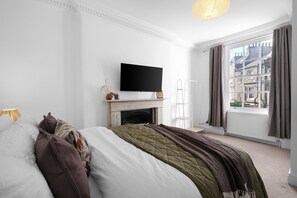 Family Apartment, Patio - Luxury 3BR 2BA with Hot Tub and Garden (London)