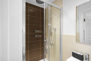 Appartamento familiare, patio | Bagno | Set di cortesia gratuito, asciugamani, sapone, shampoo