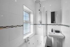 Family Apartment, Patio | Bathroom - Luxury 3BR 2BA with Hot Tub and Garden (London)
