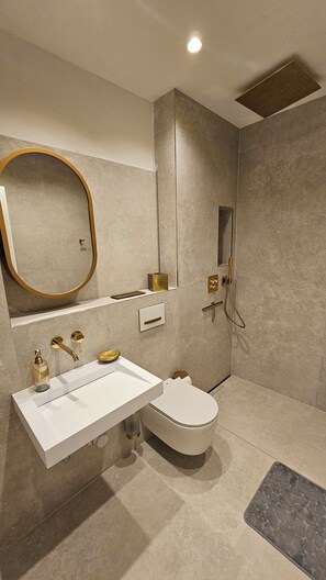 Douche, sèche-cheveux, serviettes fournies
