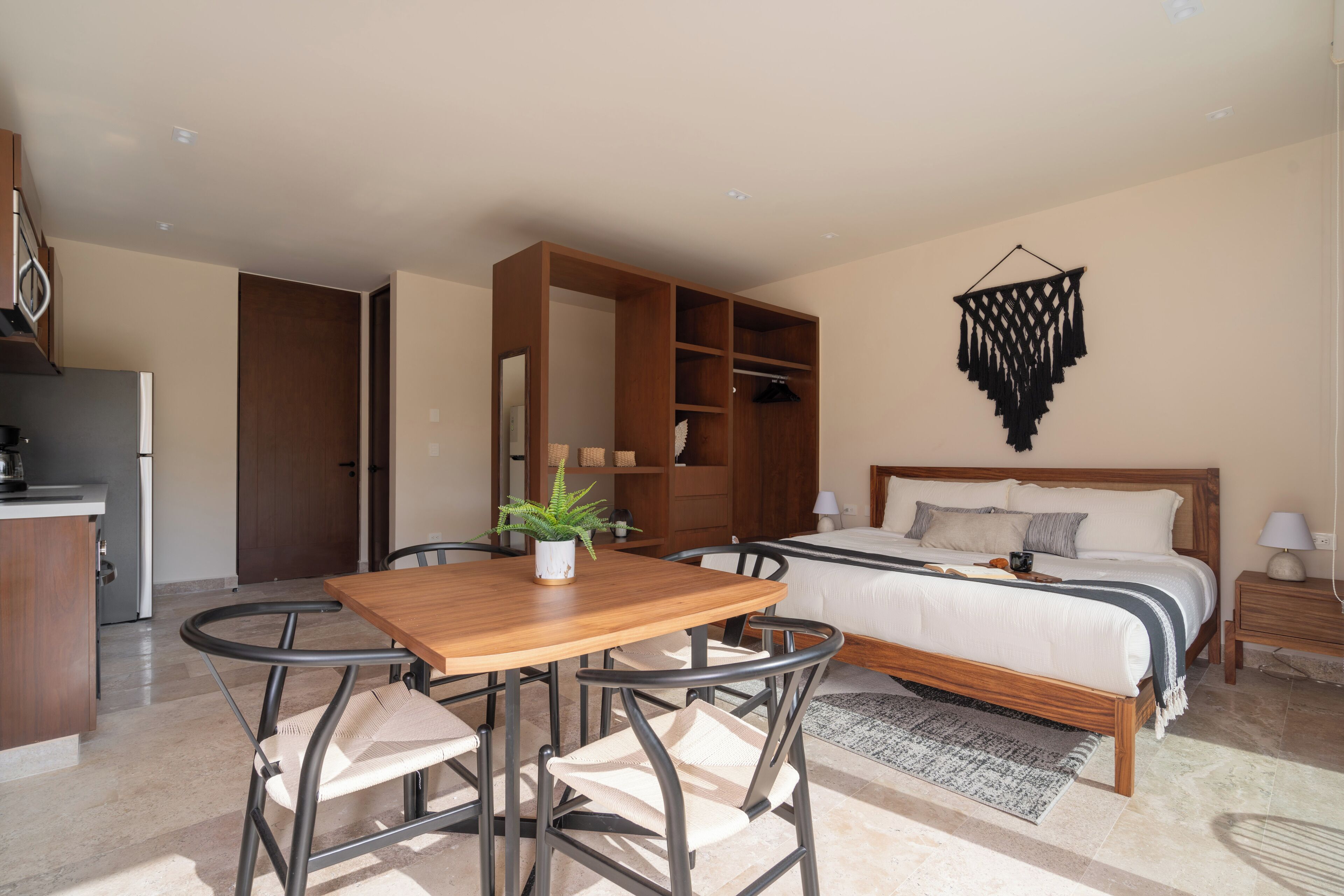 Un dormitorio con cama, mesita de noche y un armario de madera.