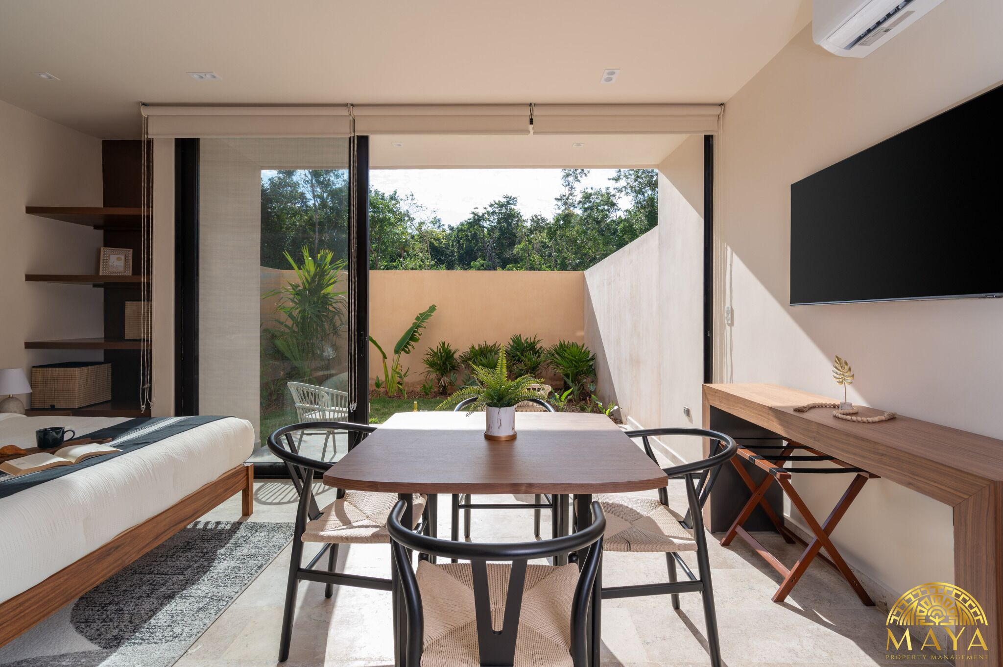 Luksushuoneisto, näköala puutarhaan | Ruokasali