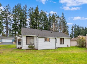 Exterior - Cozy 2-bedroom house, Easy Seattle Access (Mountlake Terrace)
