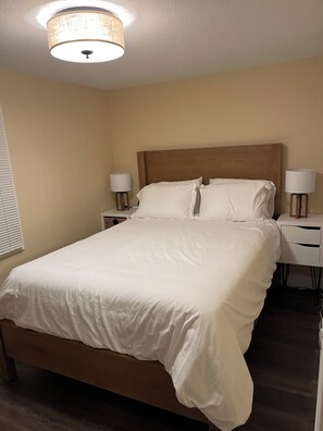 2 عدّة غرف نوم وواي فاي وملاءات أسرّة