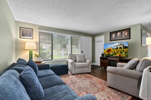 Smart TV - Cozy 2-bedroom house, Easy Seattle Access (Mountlake Terrace)