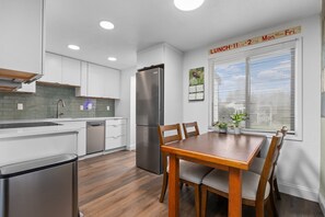Dining - Cozy 2-bedroom house, Easy Seattle Access (Mountlake Terrace)