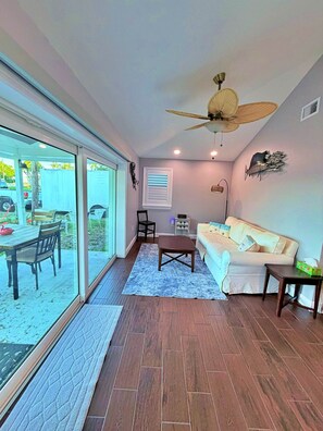 Living area - Manatee River Bungalows Waterfront home (Bradenton)