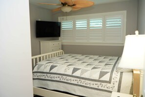 1 bedroom, iron/ironing board, WiFi, bed sheets - Manatee River Bungalows Waterfront home (Bradenton)