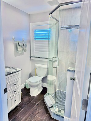 Regadera, secadora de cabello, jabón, papel de baño