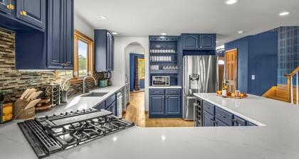 Huge Lodge w/ Pickleball & More! 15 mins to Golden