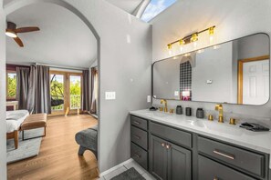 7 bedrooms, iron/ironing board, WiFi, bed sheets - Huge Lodge w Pickleball & HotTub! 15 min to Golden (Arvada)