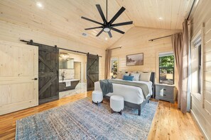 3 bedrooms, iron/ironing board, travel cot, free WiFi - Boutique Cabin | EPIC Treefort | Private + Luxe! (Broken Bow)