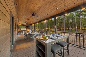 Outdoor dining - Boutique Cabin | EPIC Treefort | Private + Luxe! (Broken Bow)