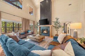 Smart-TV, Kamin, Bücher