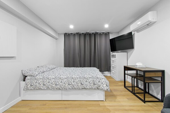 1 bedroom, WiFi, bed sheets - downtown location brand new unit#1 (Gatineau)